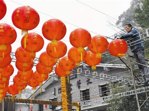 高挂灯笼迎新年