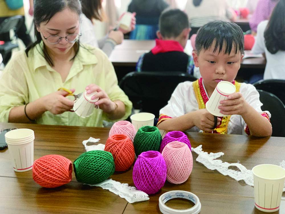  少数民族学生体验台州“非遗”草编魅力