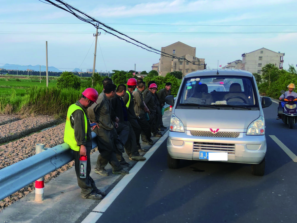  核载7人 小面包车竟塞进12人