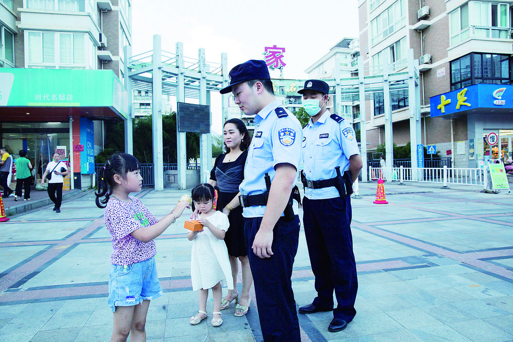  警民和乐 情满中秋