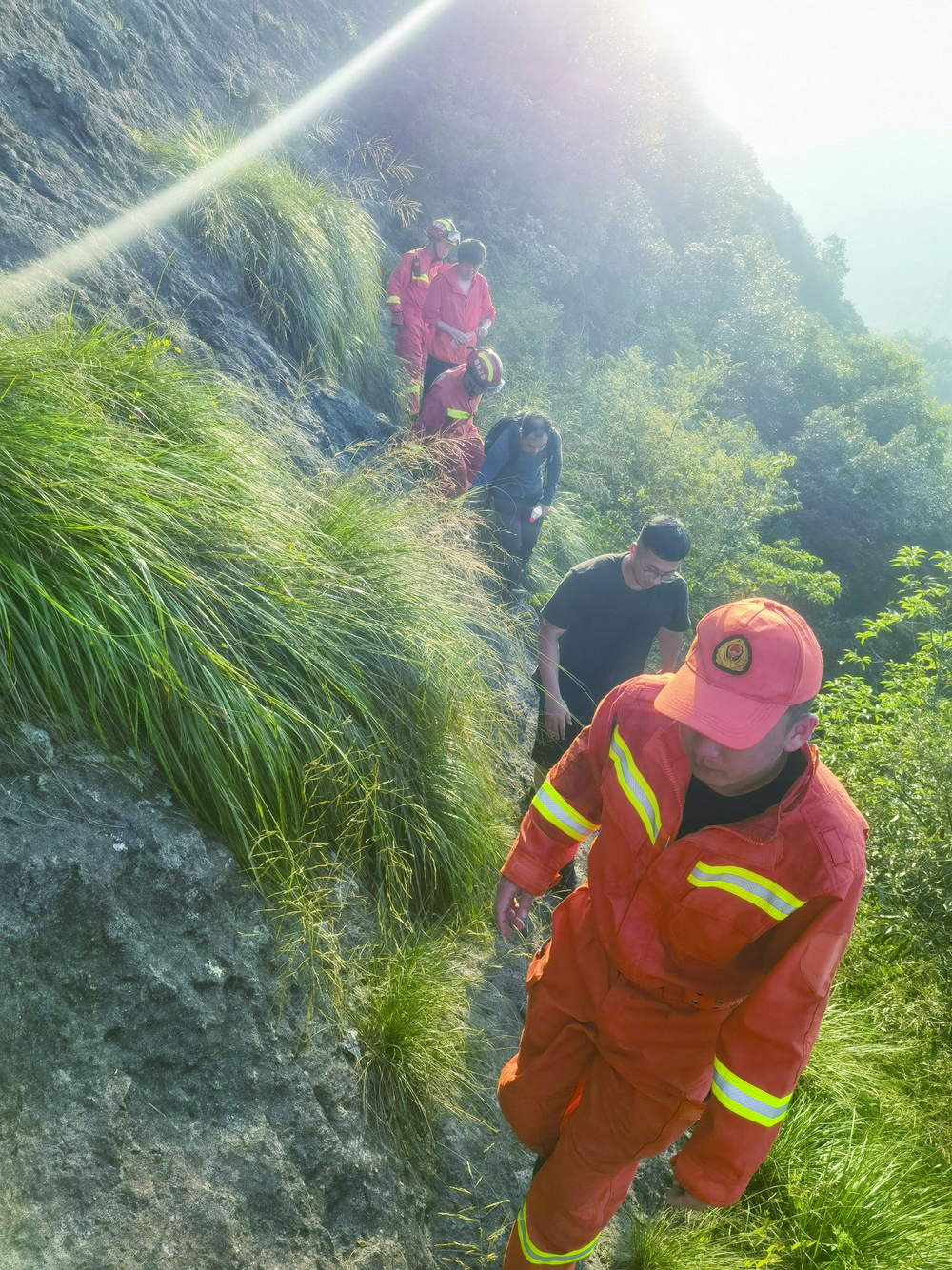  路桥仨同学中秋节登山小聚，“弹尽粮绝”被困山中