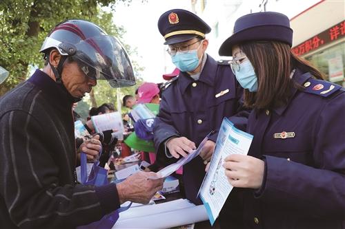  法治宣传上街头