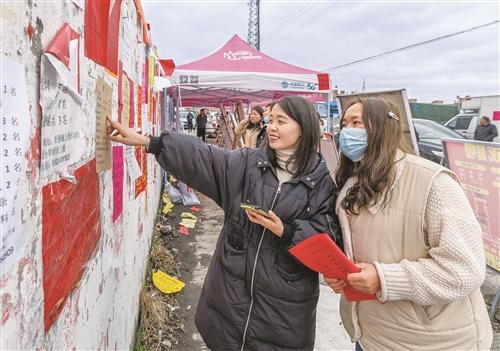  “招工集市”人气旺