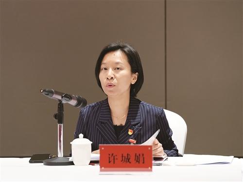  各代表团分组审议党代会报告