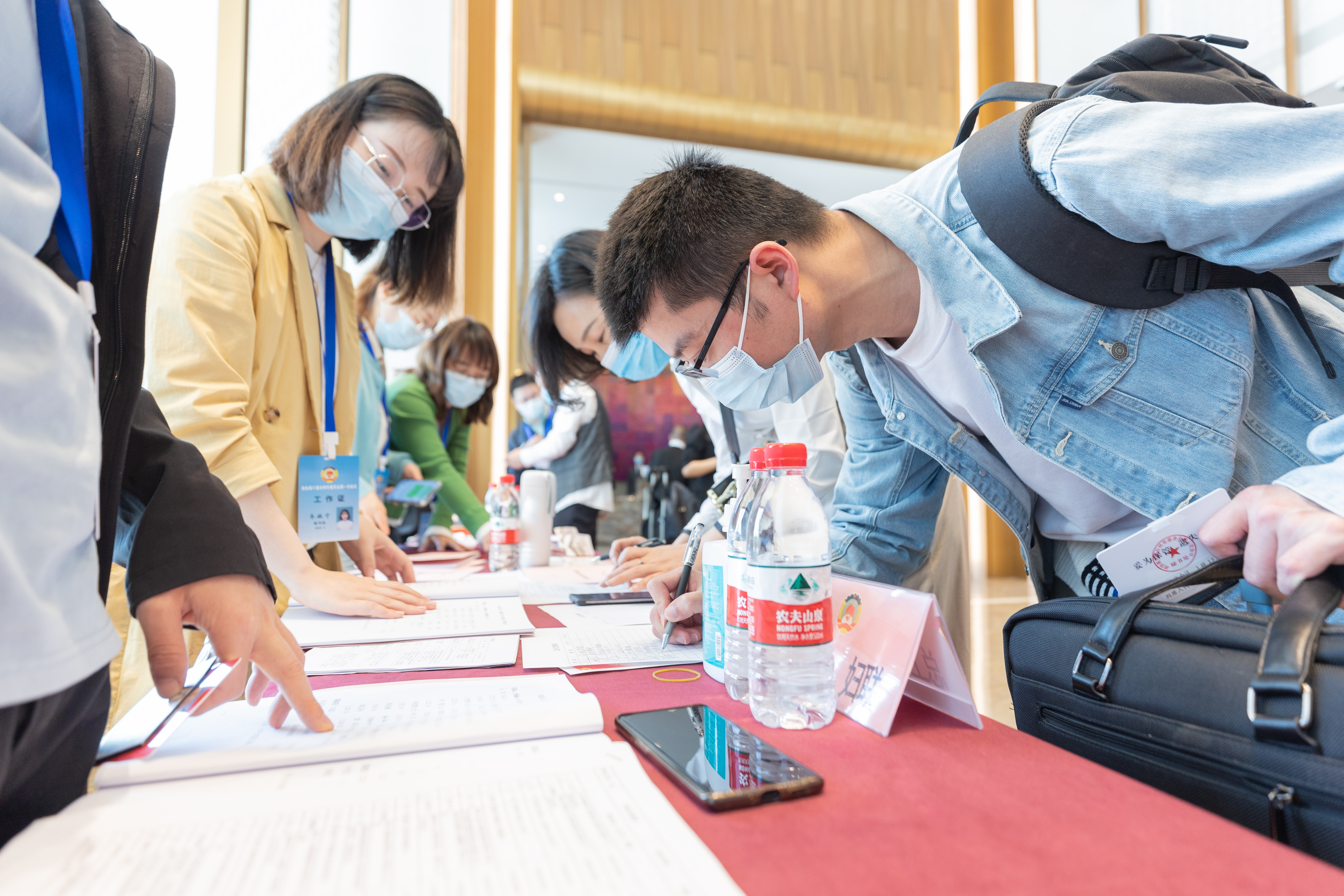  勇立潮头再聚力 扬帆远航正当时——市政协六届一次会议委员报到侧记