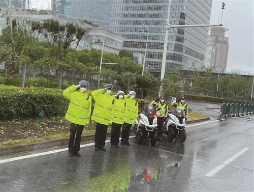  台州152名援沪医护人员凯旋