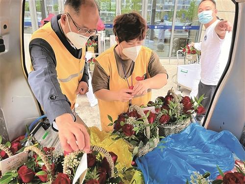  鲜花店老板千余束鲜花送“疫”线