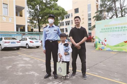  怎么报警，7岁小学生给我们来了次示范