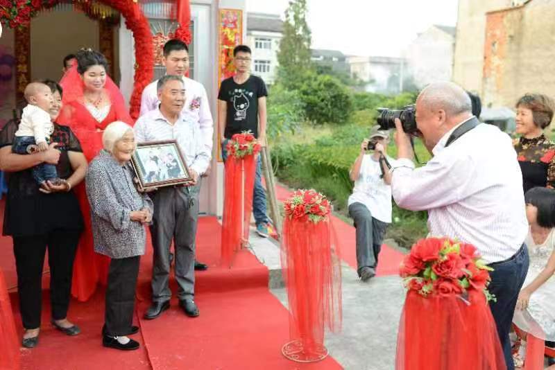  红船模型贺新房 一位记者用镜头记录一户农家73年的“人世间”