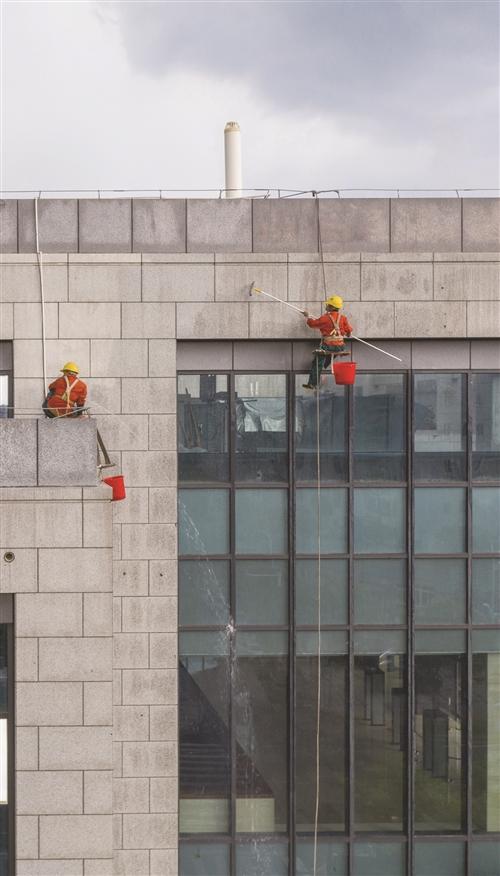  烈日下的“蜘蛛人”：高空看城市 别有一番滋味