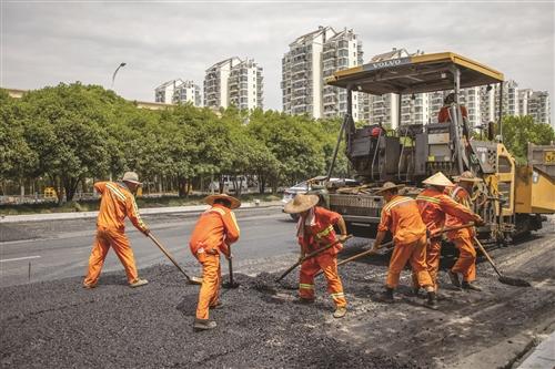  饱经“烤”验的筑路工人