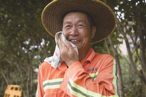  饱经“烤”验的筑路工人