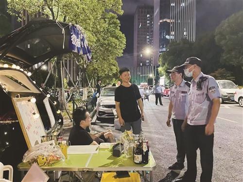  青年市集点亮“夜经济”人性监管呵护街边的“烟火气”