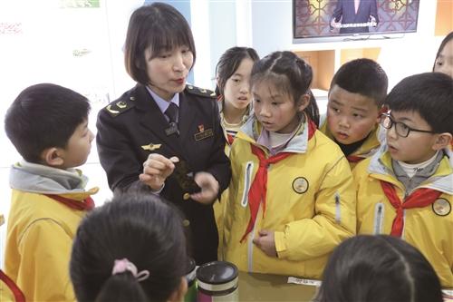  把食品安全宣传搬进课堂