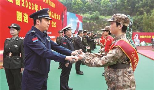  新兵获赠“从戎之剑”