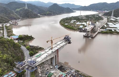  一桥飞跨两岸