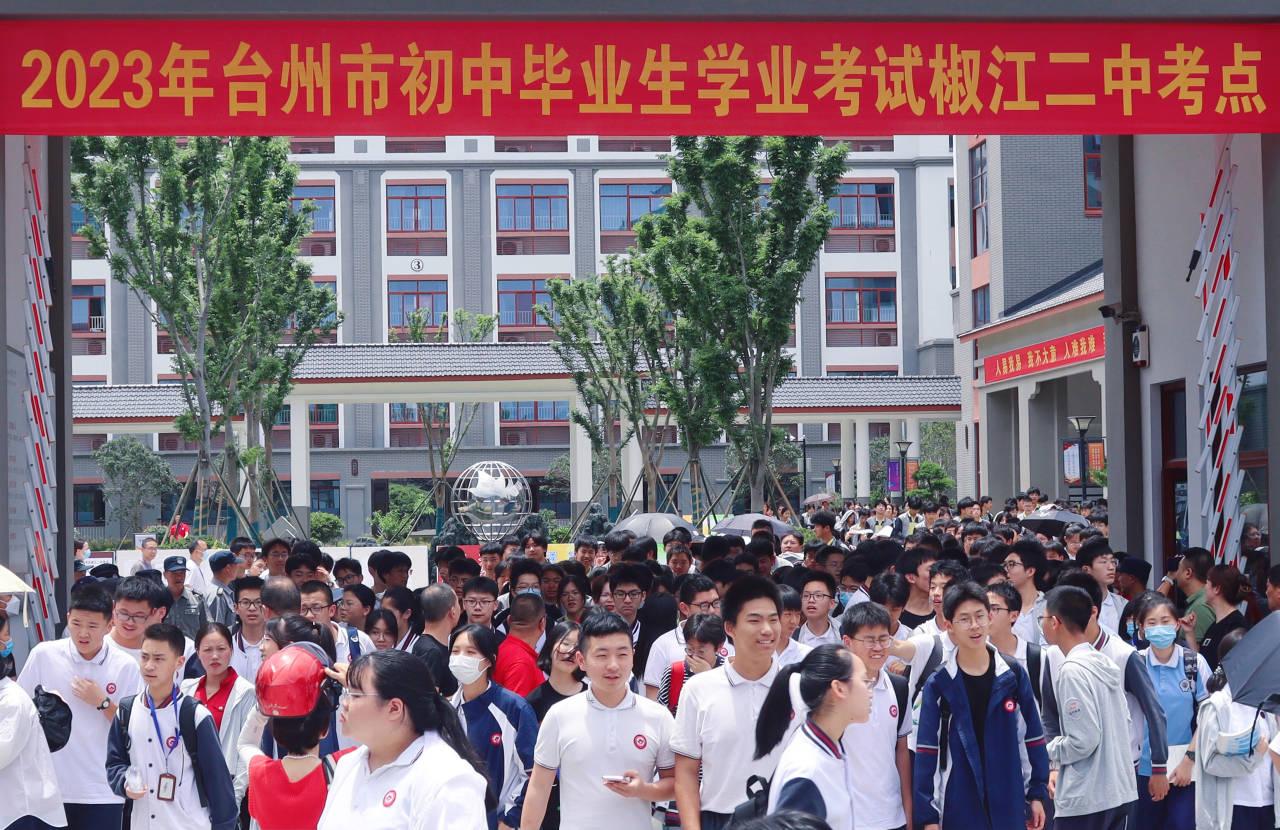 中考首日，台州6.5万余名少年提笔追梦