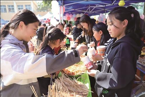 美食义卖热闹又暖心