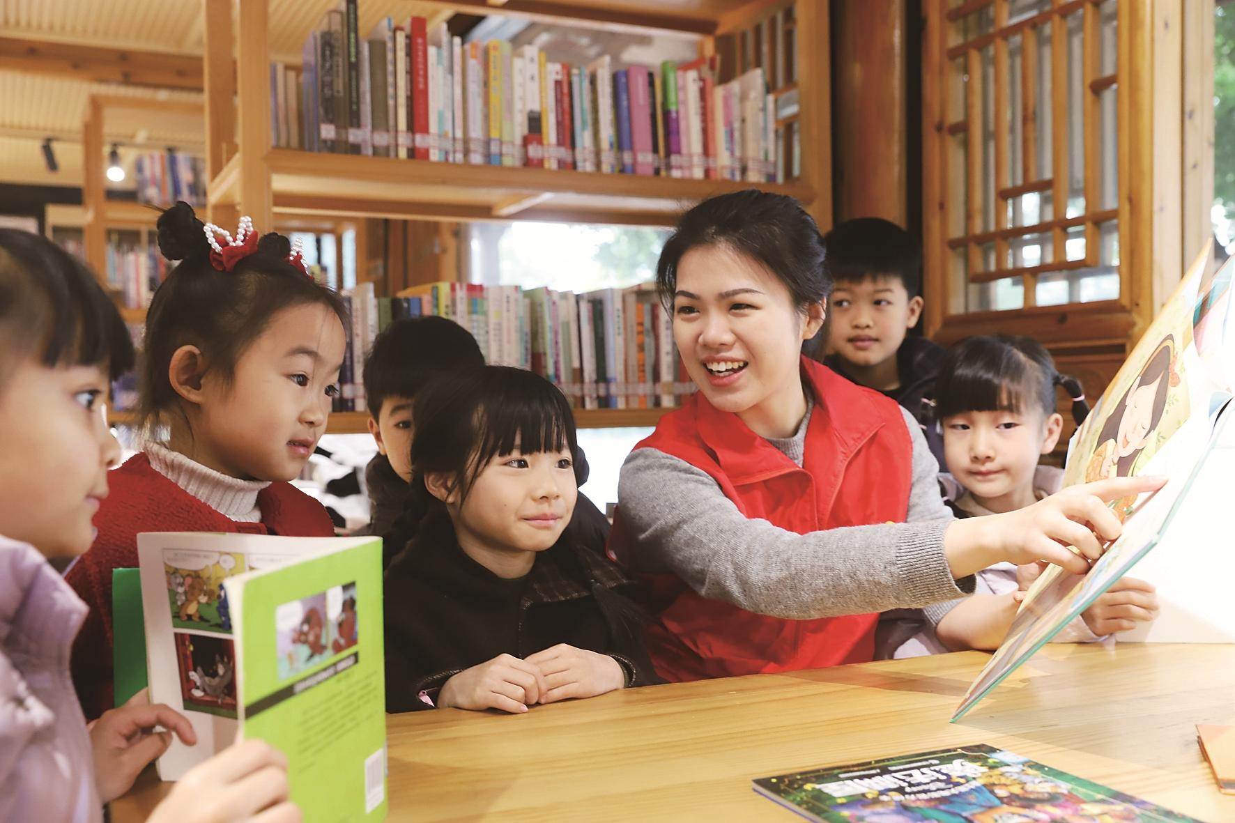 关爱“一老一小” 别样迎“三八”